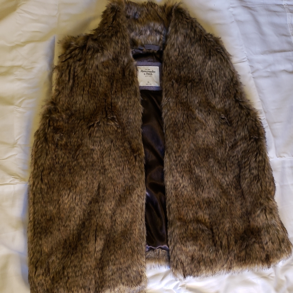Abercrombie & Fitch Faux Fur Vest Women's Size XL Perfect for Fall Weather